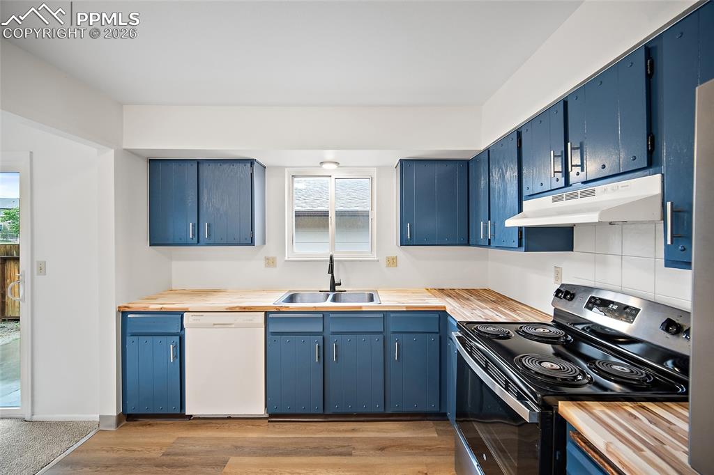 Image 10 of 49: Kitchen