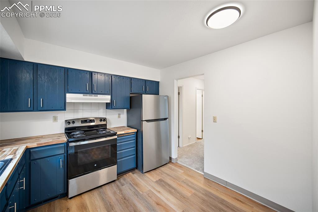 Image 11 of 49: Kitchen
