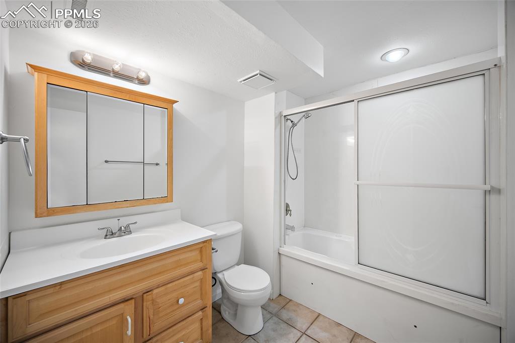 Image 18 of 49: Bathroom