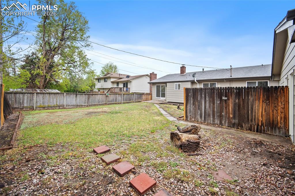Image 45 of 49: Yard