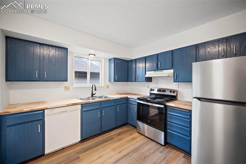 Image 9 of 49: Kitchen