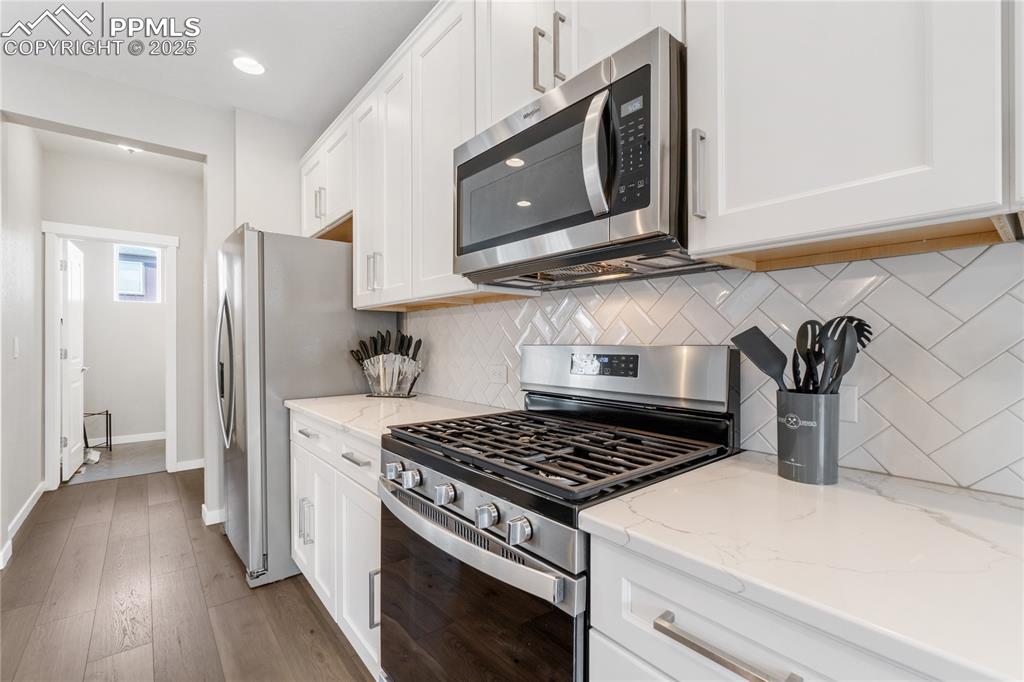 Image 21 of 42: Kitchen