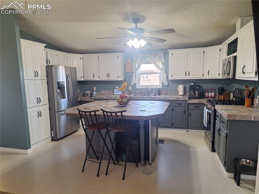 Image 18 of 39: Kitchen