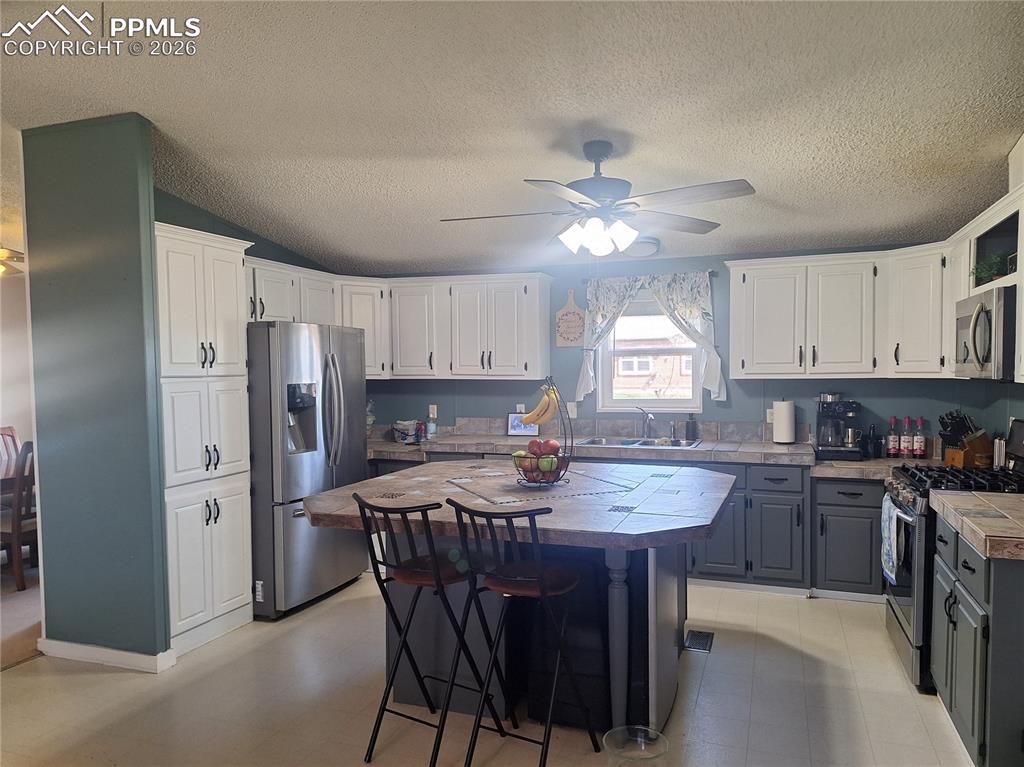 Image 19 of 39: Kitchen