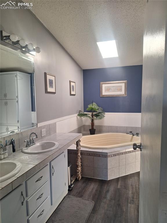 Image 21 of 39: Bathroom