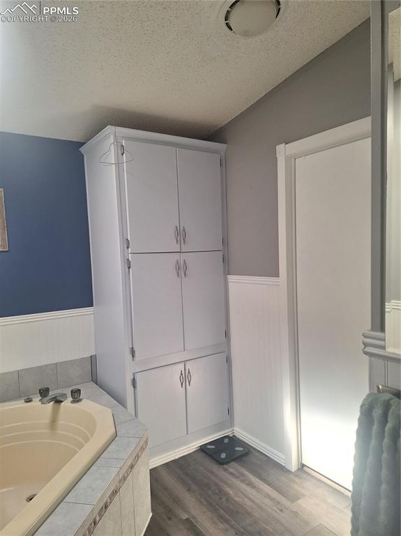 Image 22 of 39: Bathroom