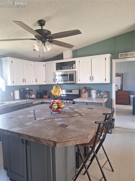 Image 28 of 39: Kitchen