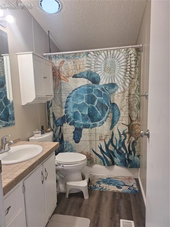 Image 32 of 39: Bathroom