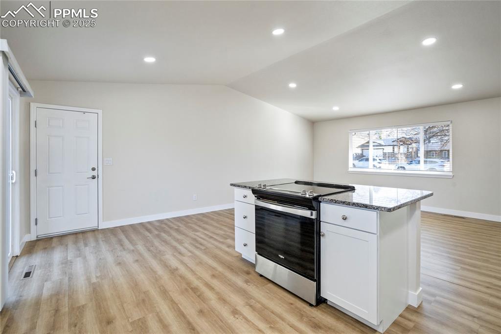 Image 10 of 40: Kitchen