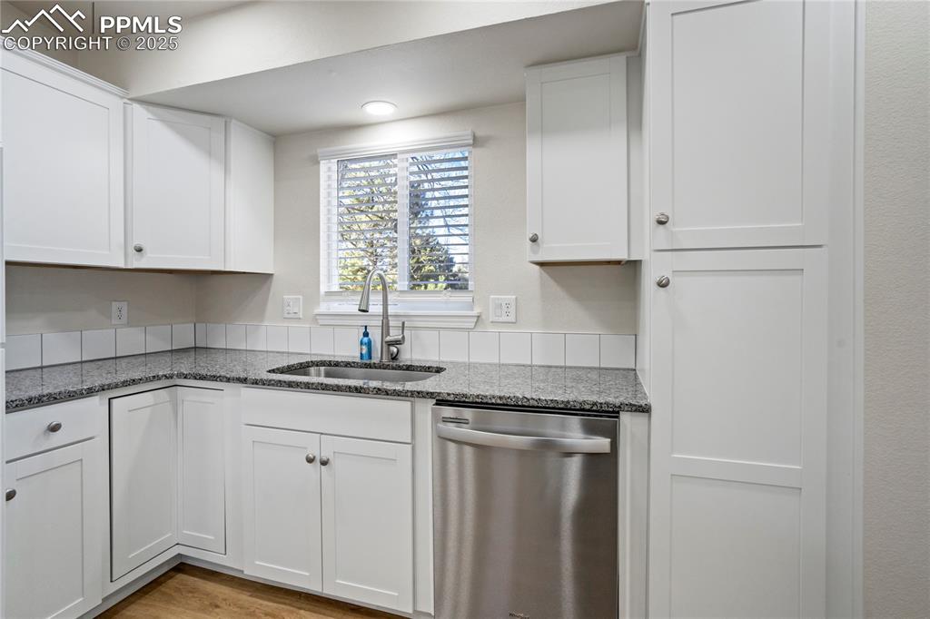 Image 11 of 40: Kitchen