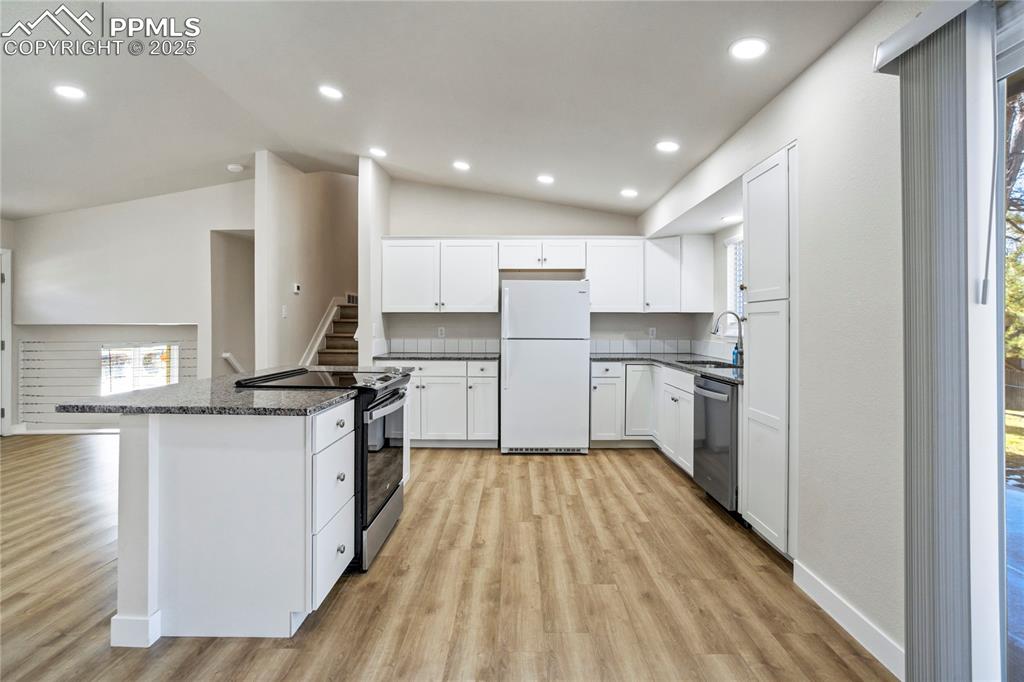 Image 13 of 40: Kitchen