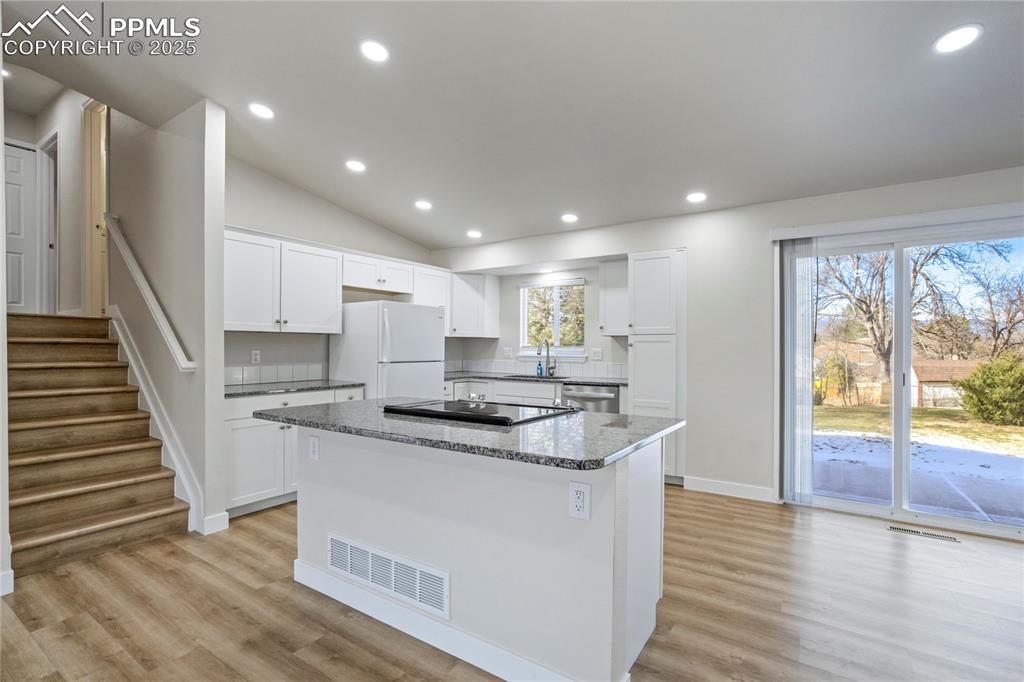 Image 14 of 40: Kitchen