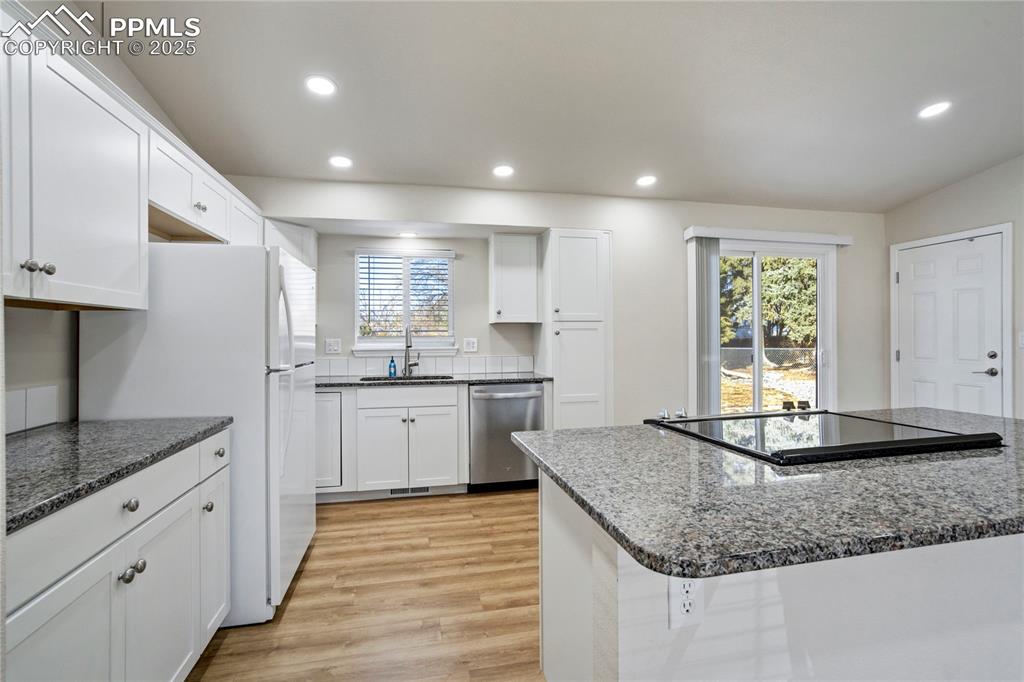 Image 15 of 40: Kitchen