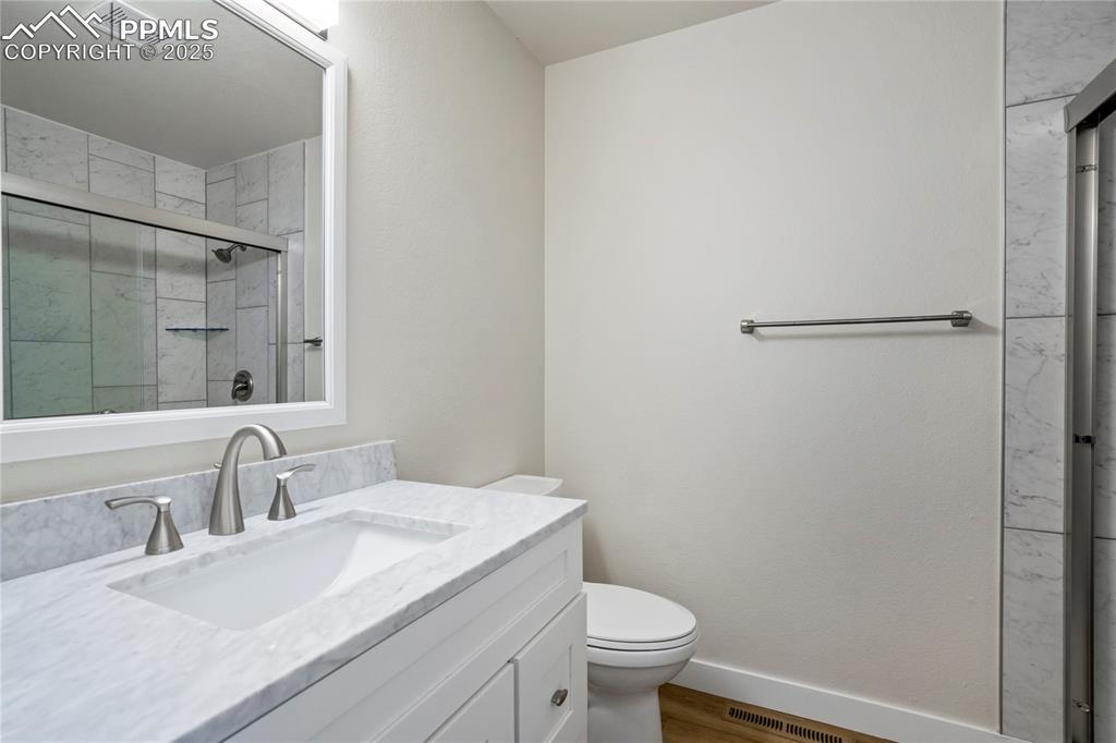 Image 28 of 40: Bathroom