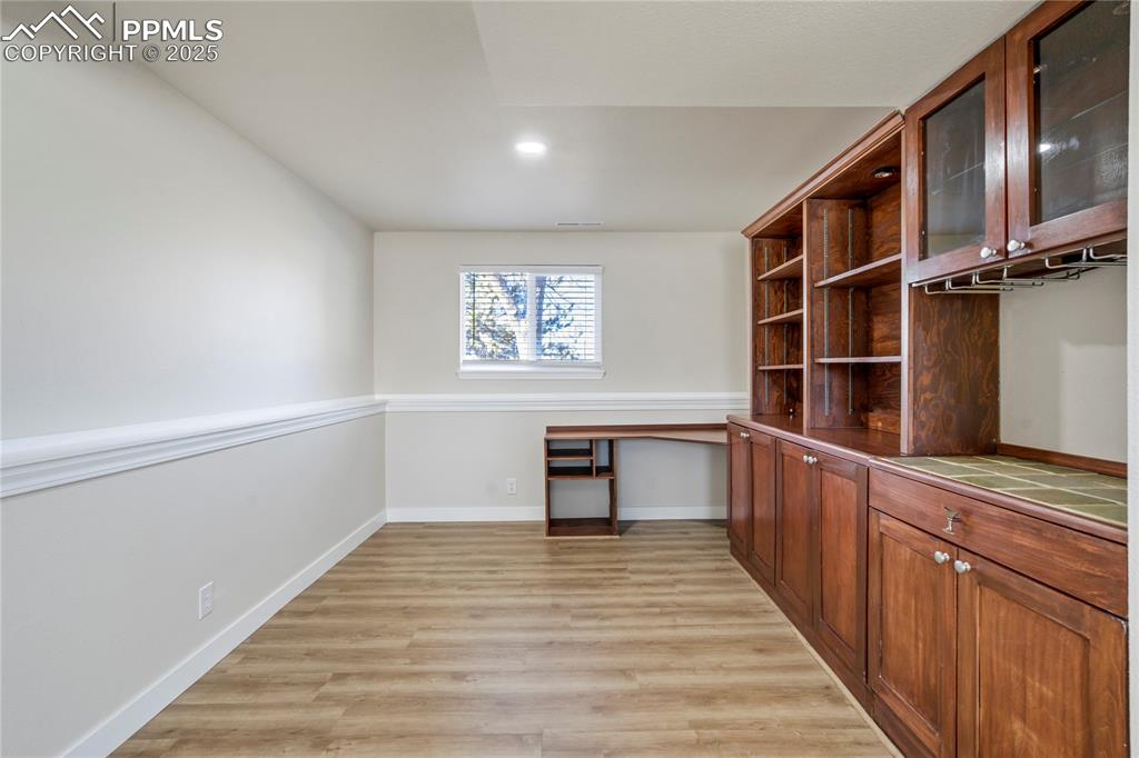 Image 33 of 40: Office