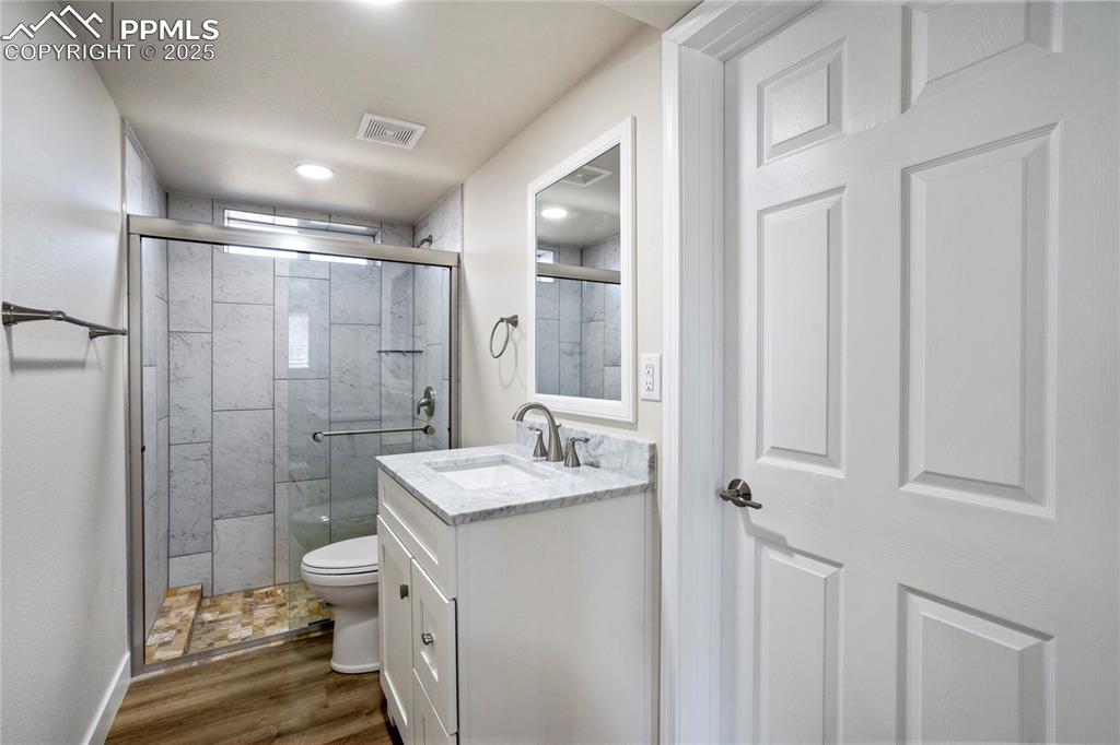 Image 36 of 40: Bathroom