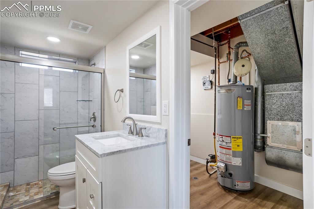 Image 37 of 40: Bathroom