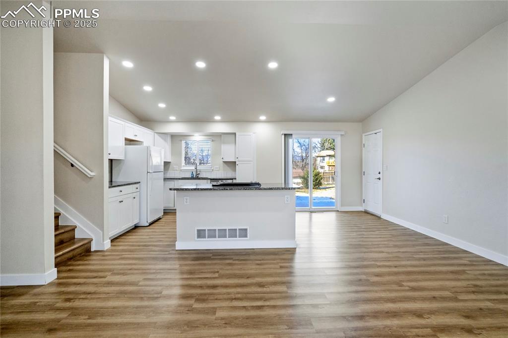 Image 7 of 40: Kitchen