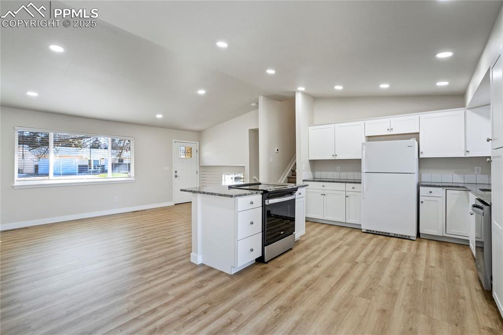 Image 9 of 40: Kitchen