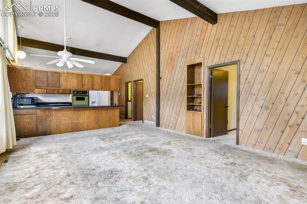 Image 10 of 50: Kitchen