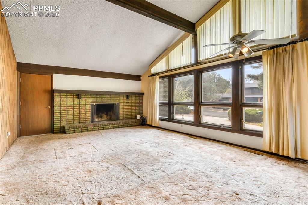 Image 12 of 50: Kitchen