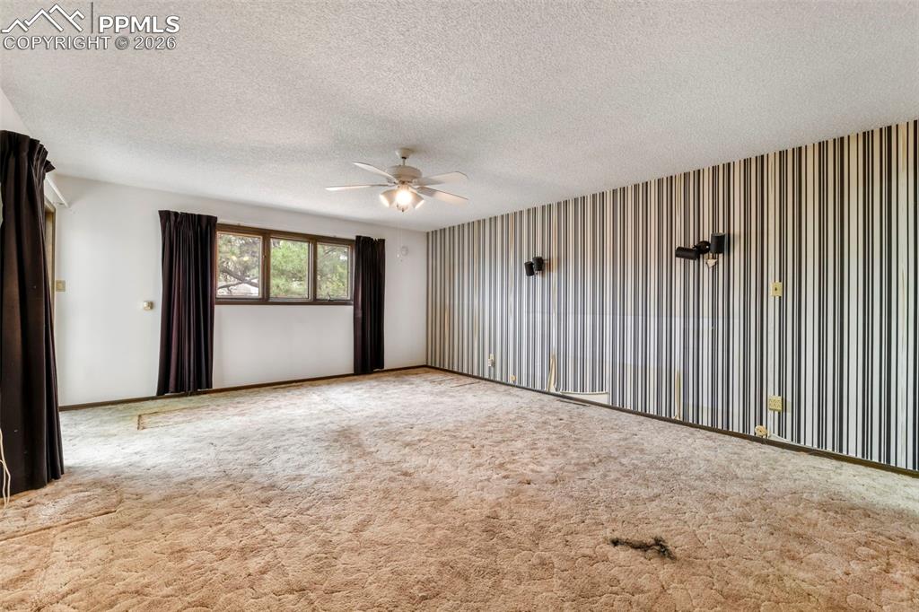 Image 13 of 50: Kitchen