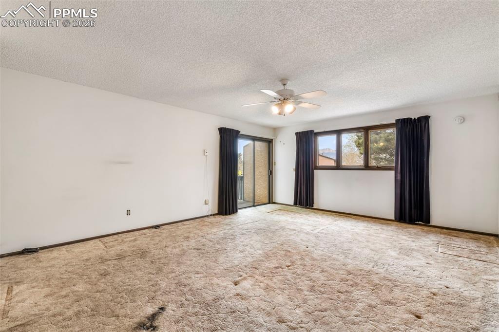 Image 14 of 50: Living Room