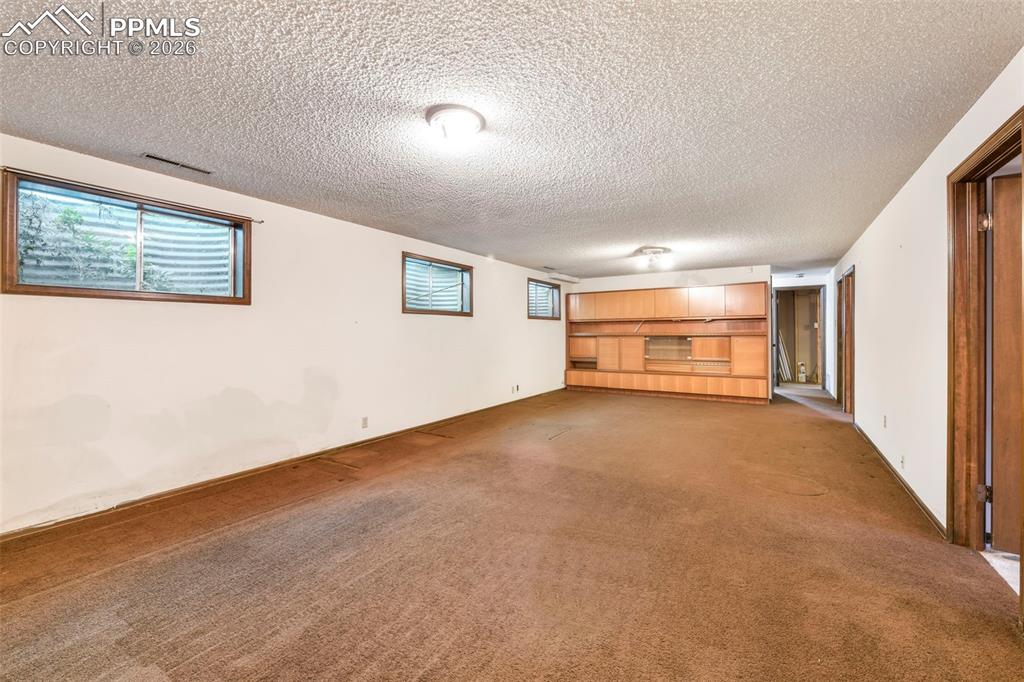 Image 28 of 50: Living Room