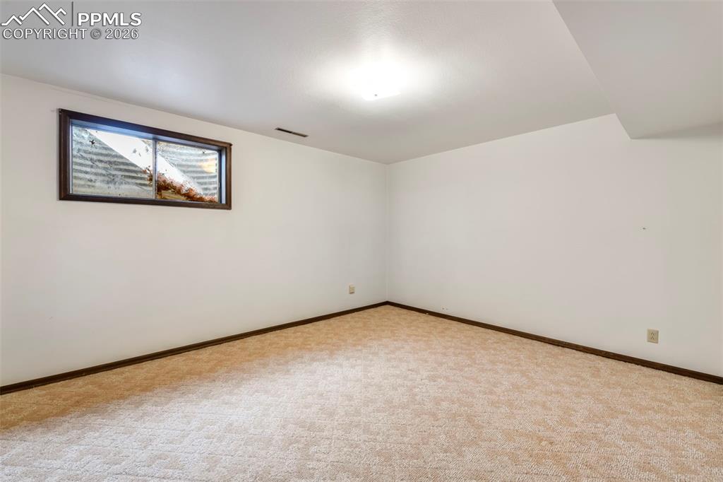 Image 32 of 50: Bedroom