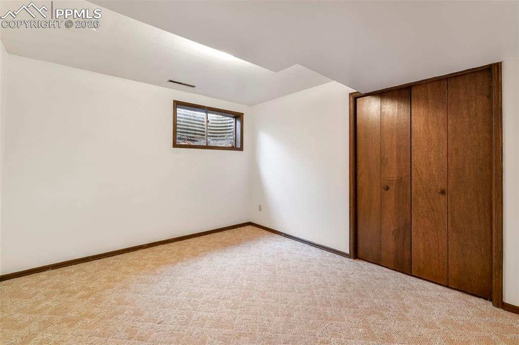 Image 33 of 50: Bedroom