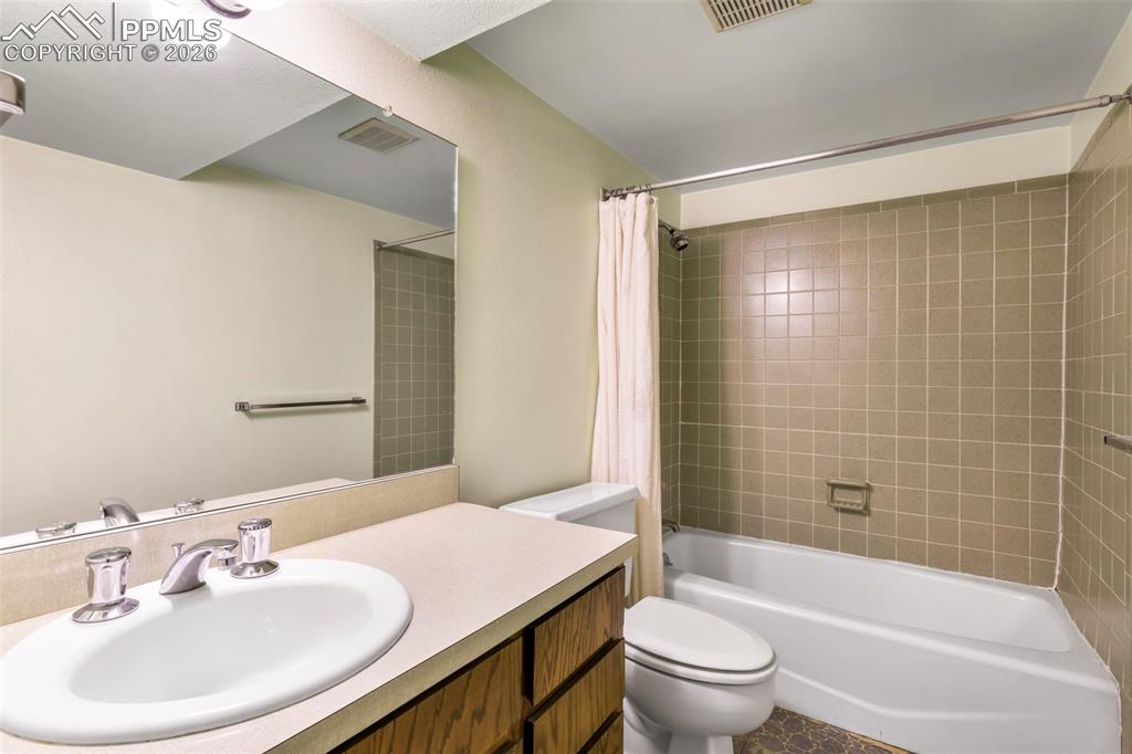 Image 35 of 50: Bedroom