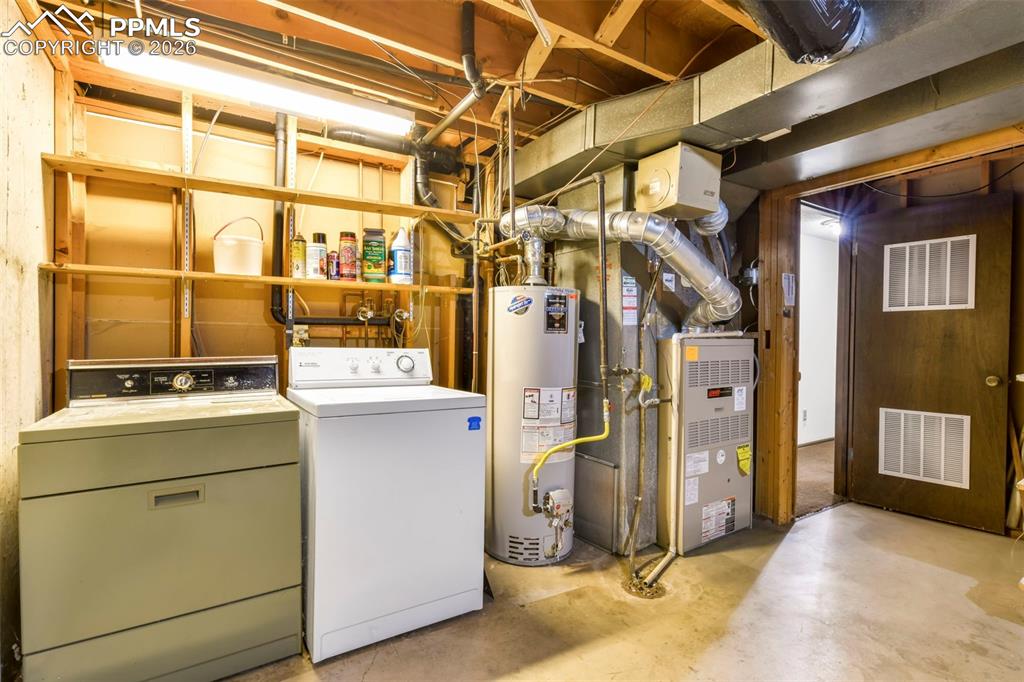 Image 36 of 50: Bedroom