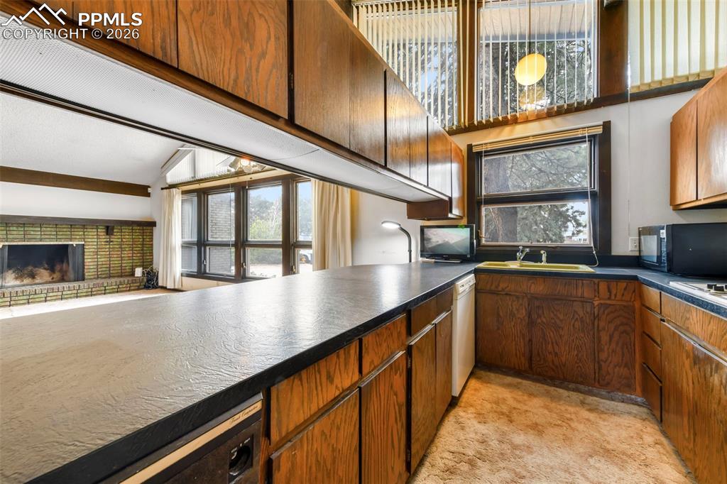 Image 6 of 50: Living Room