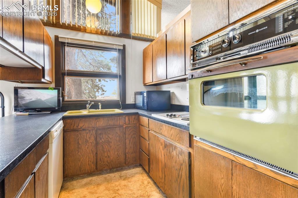 Image 7 of 50: Living Room