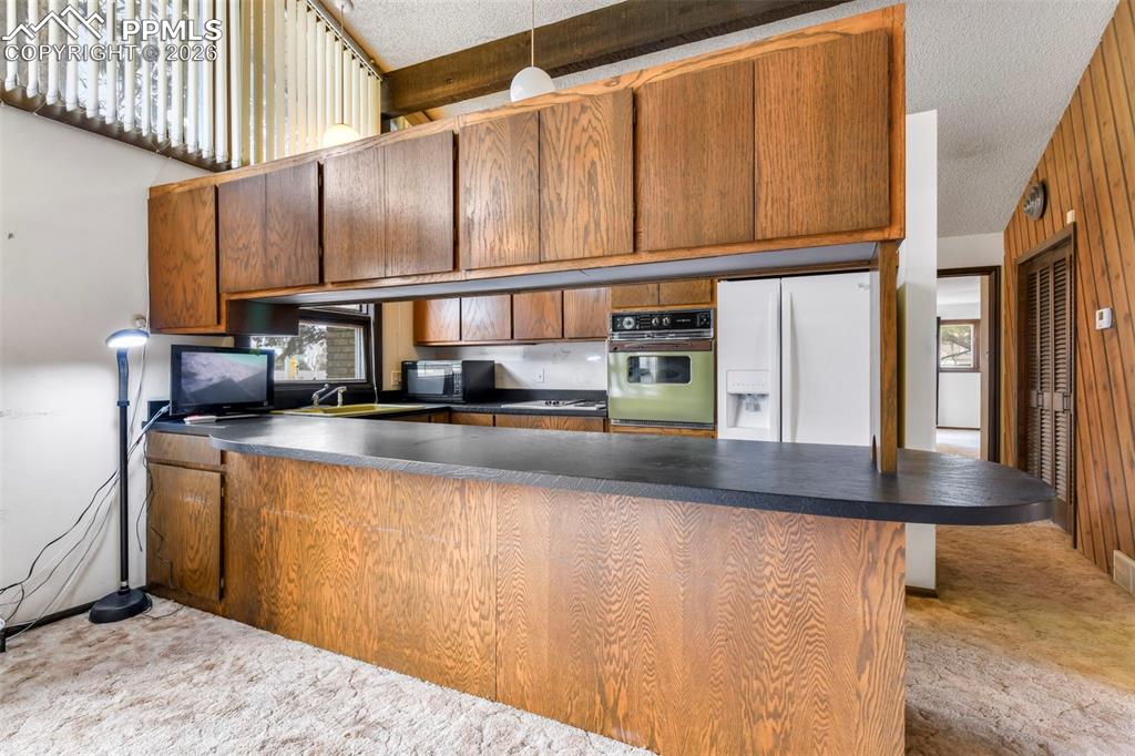 Image 8 of 50: Living Room