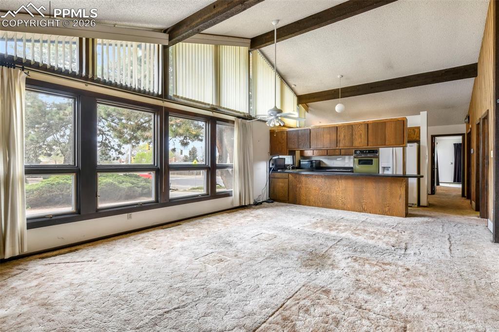 Image 9 of 50: Kitchen