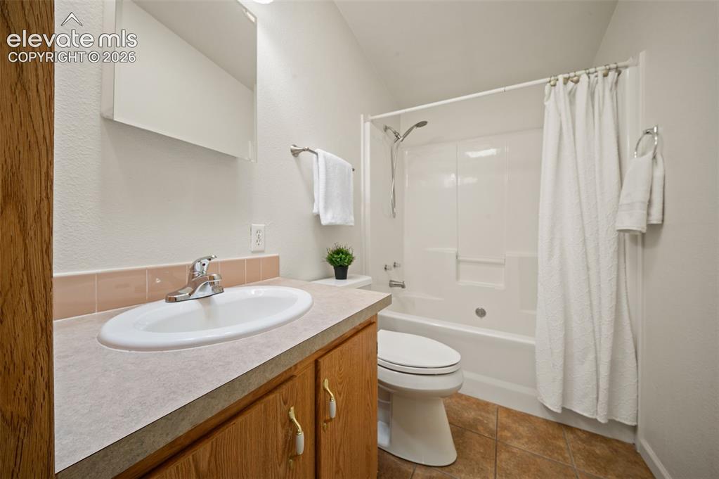 Image 11 of 27: Bathroom
