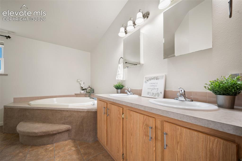 Image 16 of 27: Bathroom