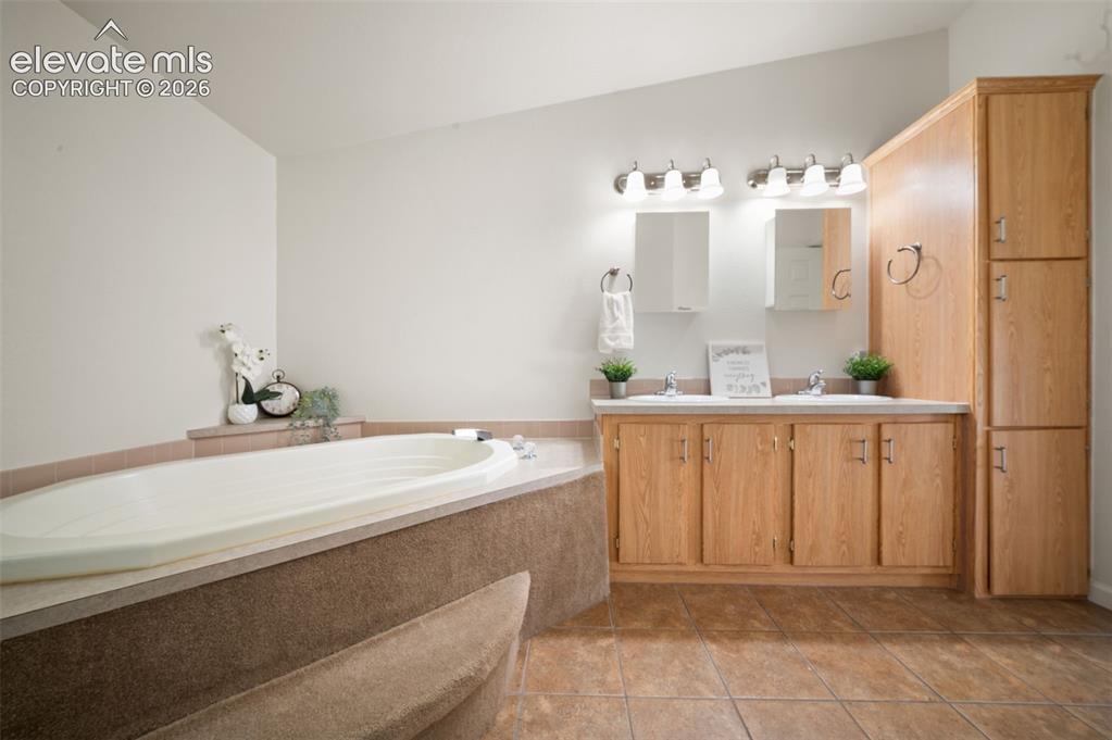 Image 18 of 27: Bathroom