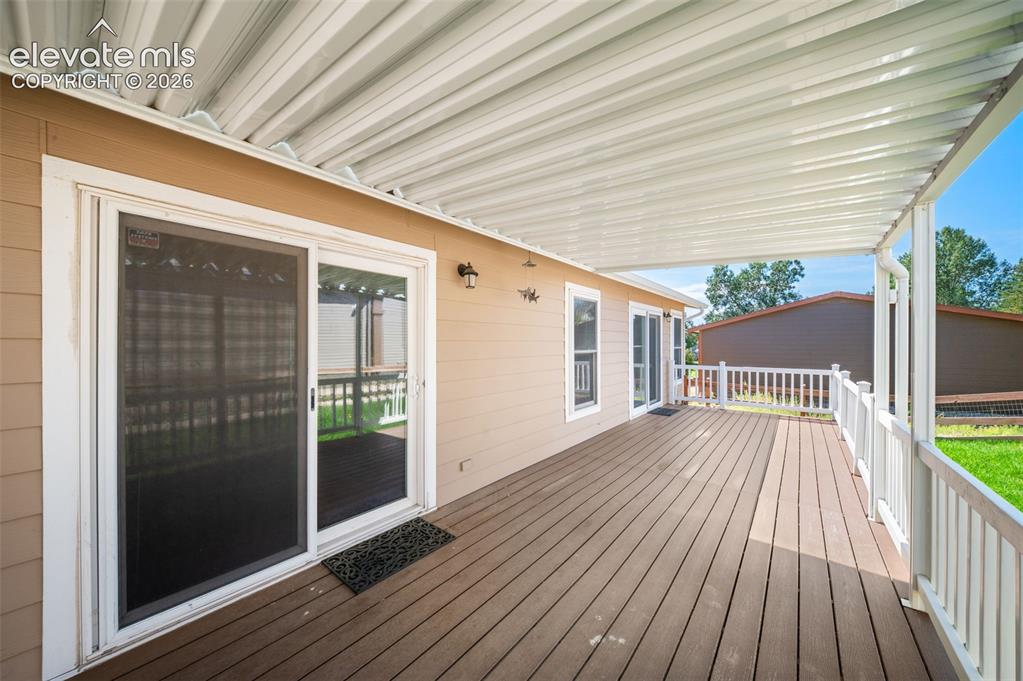 Image 20 of 27: Deck
