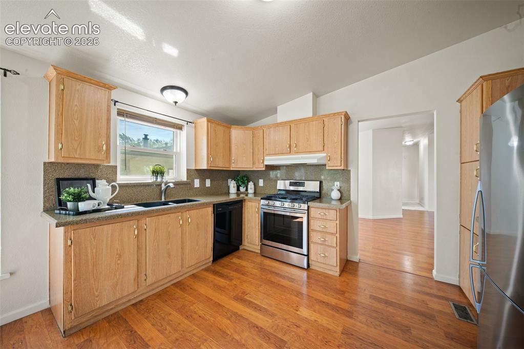 Image 5 of 27: Kitchen