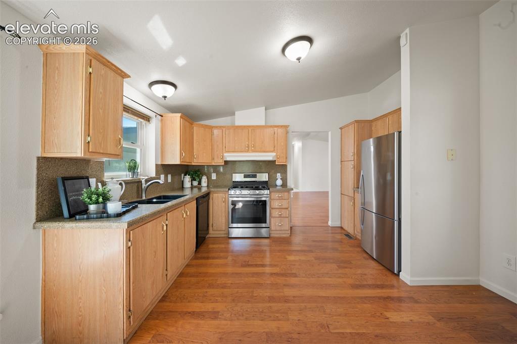Image 6 of 27: Kitchen