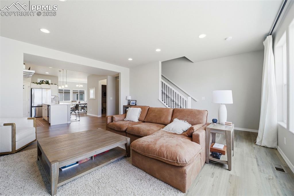 Image 21 of 44: Living Room