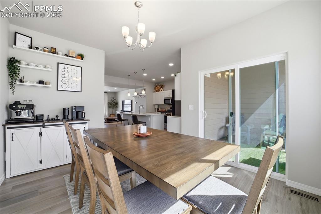 Image 22 of 44: Dining Area