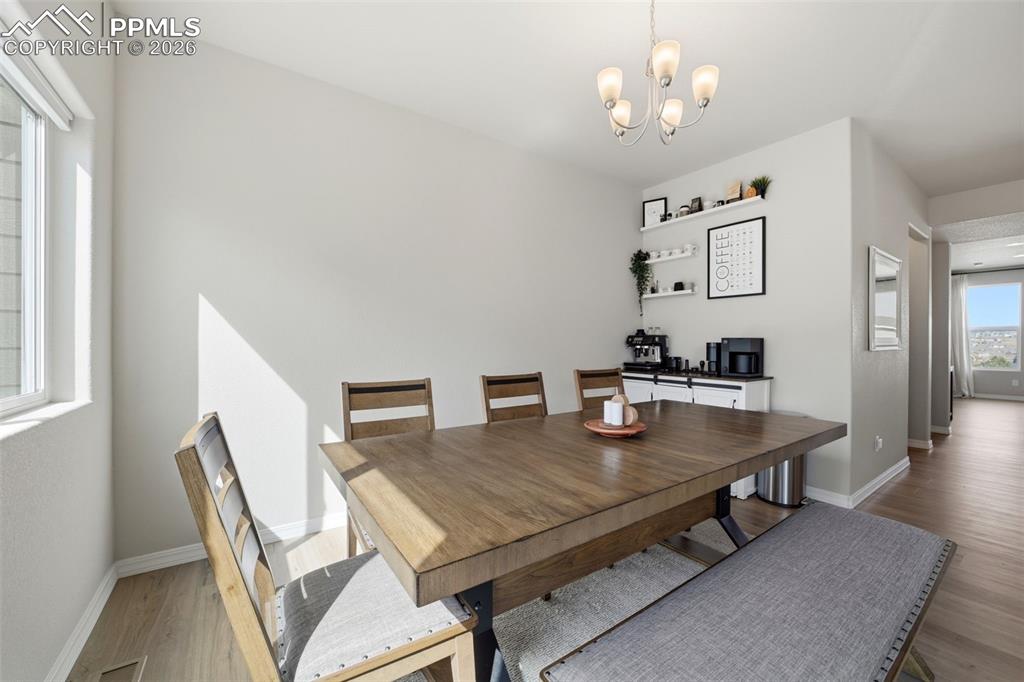 Image 23 of 44: Dining Area