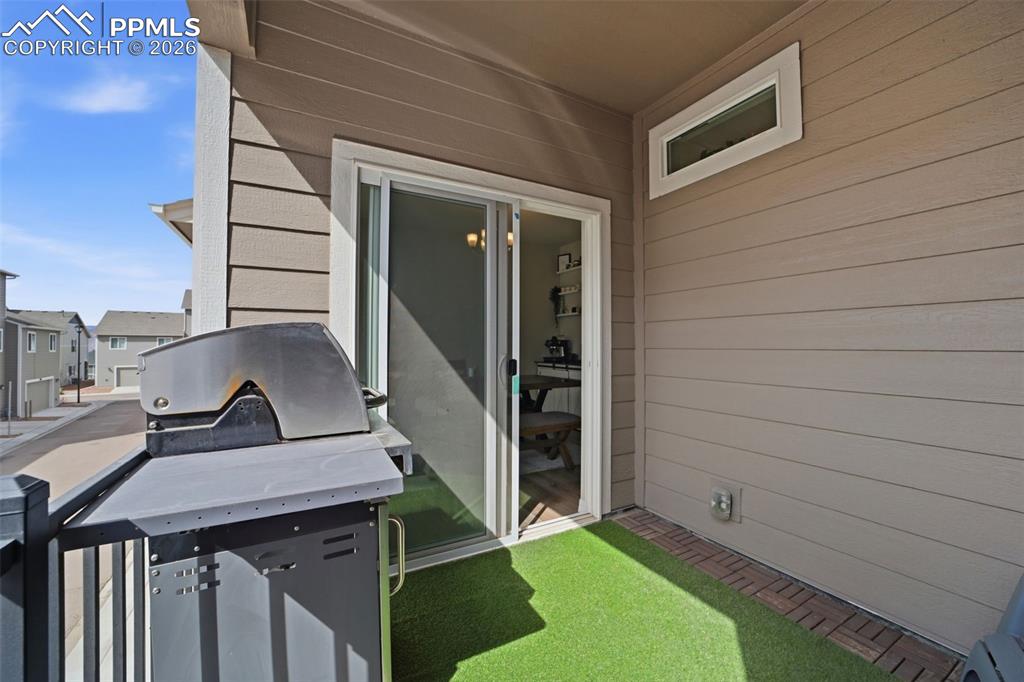 Image 25 of 44: Entry