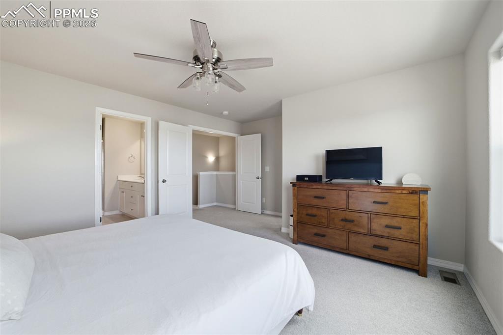 Image 32 of 44: Bedroom