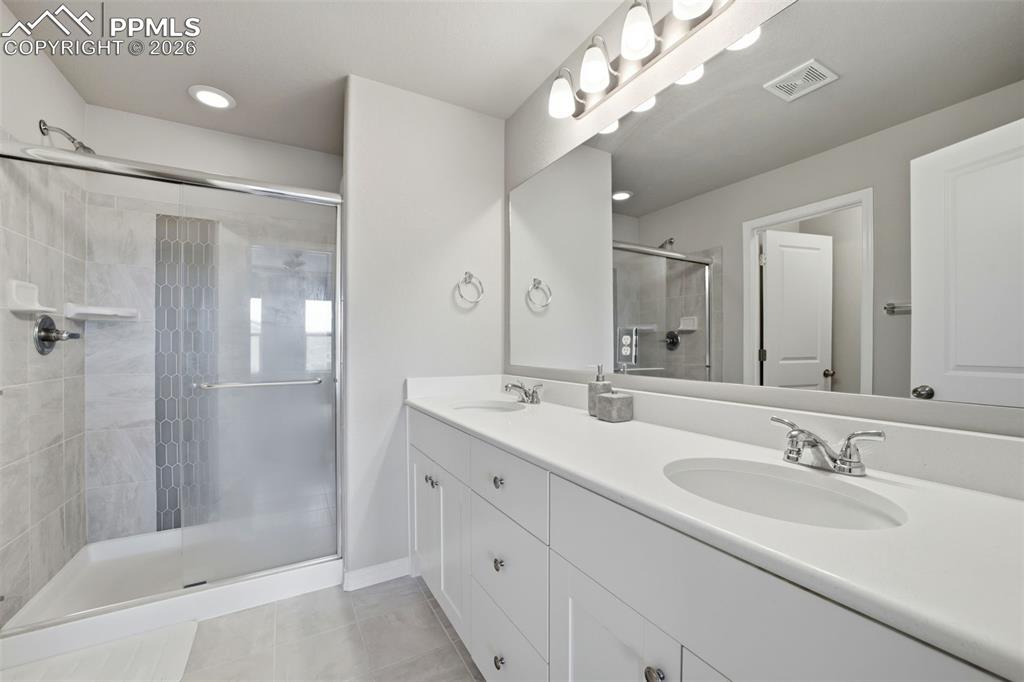 Image 33 of 44: Bathroom