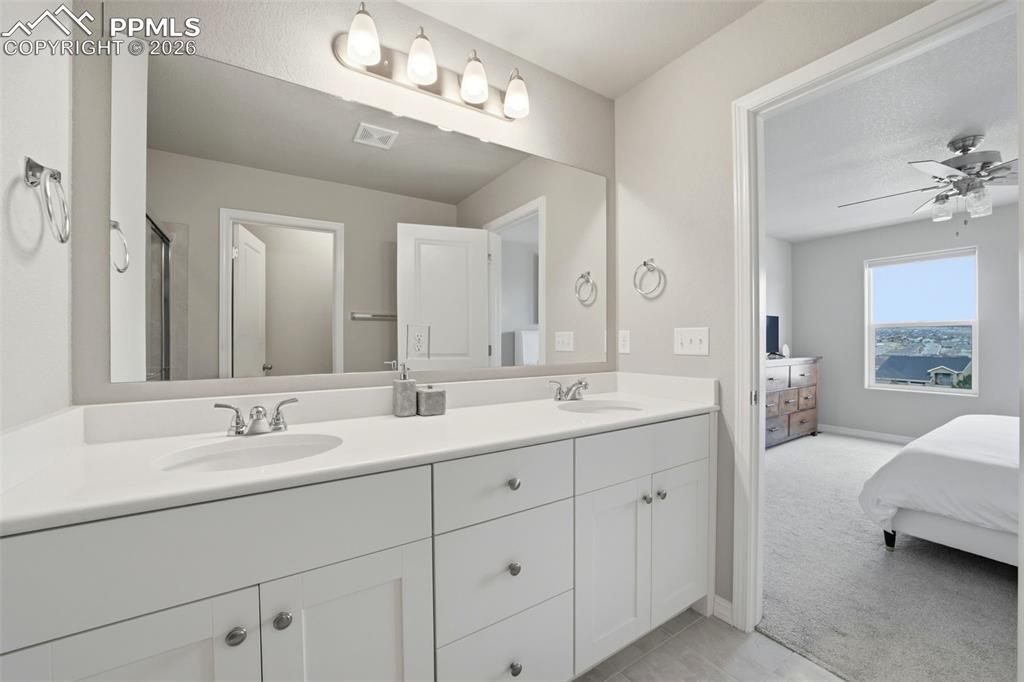 Image 34 of 44: Bathroom