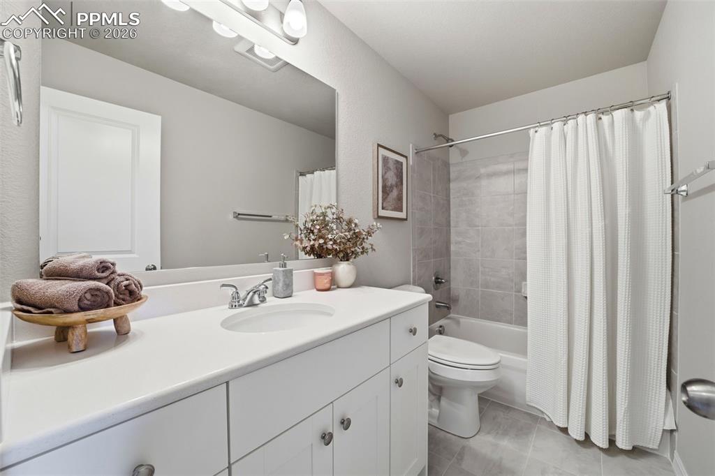 Image 37 of 44: Bathroom